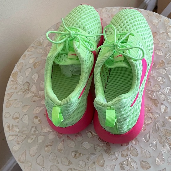 NWOT NIKE SNEAKERS - Picture 3 of 5